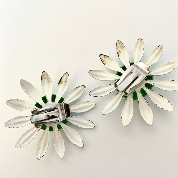 Vintage 60s Metal Enamel Clip On Costume Daisy Flower Earrings Cottagecore - Picture 3 of 4
